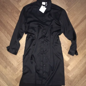  - ASOS White skjortklänning. Helt oanvänd och har fickor. Passar S-L. 