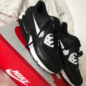  - Nike air Max säljes för 800kr, nypris cirka 1300kr. Aldrig använda, endast prövade inomhus och är alltså i nyskick. Säljer dem för att jag har köpt ett par andra sneakers och inte kommer ha någon användning utav dem. Storlek 38,5.
