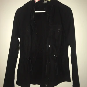  - Svart tunnare jacka från hm. Använd 2-3 gånger, så nästan som ny.   Kan skickas mot frakt kostnad. 