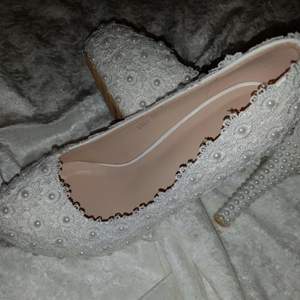 Handmade white pearl high heels for bride
Used one time about 3 hours 
350 kr inkl frakt
