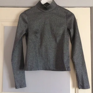  - 🍾Glitterbomb till topp med halvpolo🍾

• Storlek: Small 
• Märke: Gina Tricot 
• Material: 60% polyester 40% metallisk fiber
• Skick: Aldrig använd, ny!
• Övrigt: Inga skavanker 
• Frakt: 13kr
