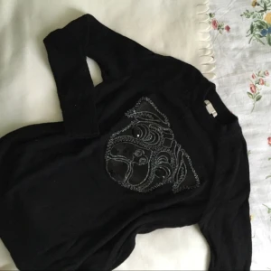  - Finstickad långärmad tröja från HM med alla "stenar" kvar
Passar XS-S
Fraktkostnad tillkommer