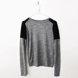 Tunn, skön tröja från Zara. 100 % polyester. 