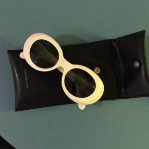  - Acne studios mustang offwhite.  Knappt använd, helt nytt skick! onesize.  