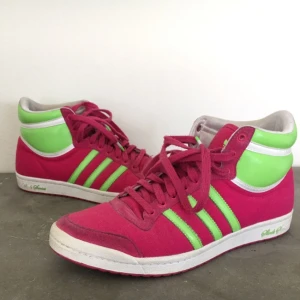  - Nice sneakers från Adidas, storlek 39, sparsamt använda (mest inomhus), perfekta till våren! Köpare står för frakt.