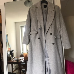  - Längre, grå kappa köpt i London