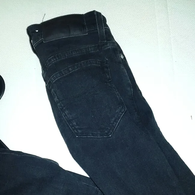 Tiger of sweden jeans modell kelly. liten i storleken så skulle säga att det är mer 24-25. byxorna är avklippta,  längden från skrev och ned är 77 cm.. Jeans & Byxor.