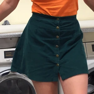  - Kort grön Manchester kjol med knappar