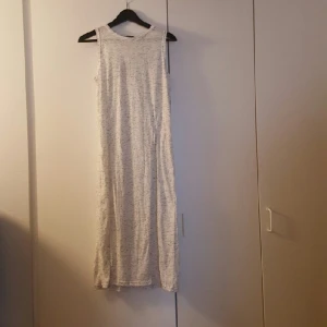  - Ett långt linne med 2 slitsar framtill. Möts gärna i Gbg, annars tillkommer fraktkostnad för köparen. 