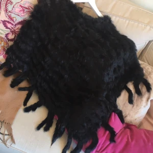  - Svart kanin päls poncho. Aldrig använd. Onesize,  Finns vid Mariatorget 