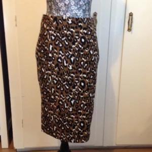  - Ursnygg kjol från bikbok! Prislapp kvar, inte ens provad.  Knälång.