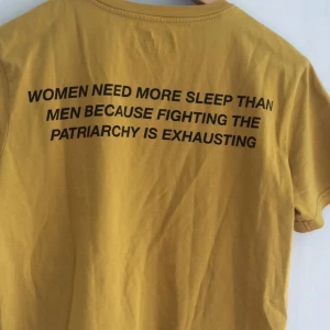  - T-shirt Weekday storemade  Litet hål fram  Hämtas i centrala Göteborg eller skickas mot att köparen pröjar fraktkostnad.