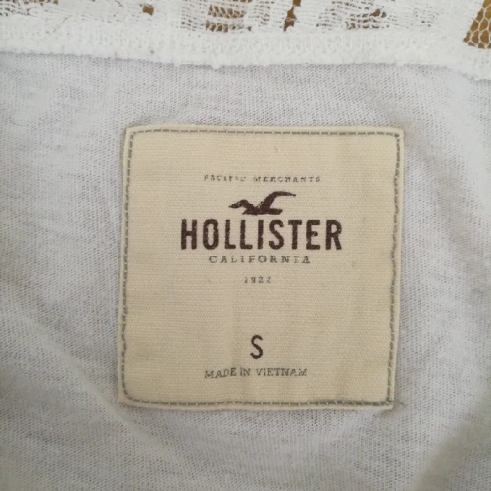 Snygg tröja från Hollister med spets på framsidan och ärmarna. Kan mötas upp i centrala Stockholm eller posta (köparen betalar frakten).. Toppar.