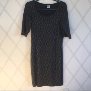  - Fodralklänning från VeroModa. Använd en gång. Frakt tillkommer.