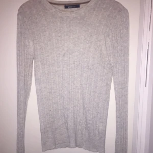  - Grå stickad tröja från Ginatricot använd bara en gång.