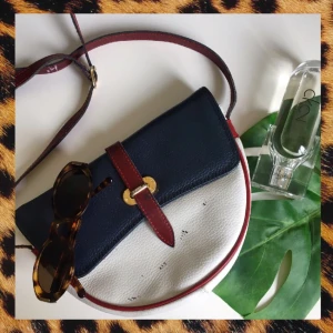  - Assnygg väska köpt på second hand, i bra skick! Gör varje outfit så mycket snyggare, bra grej liksom!! :) 