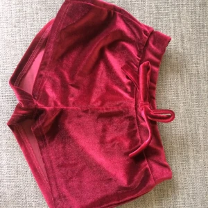  - Snygga vinröda sammets shorts! Helt oanvända då dom inte passade på mig. Super sköna