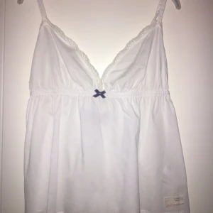  - Jättefint ifrån oddmolly i storlek 1= S, använd endast 1 gång! frakt tillkommer! nypris: 600kr