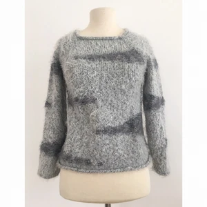 Stickad tröja - Härligt gosig tröja med fint mönster.  Märke: Saknas (Vintage) Storlek: M Skick: Mycket gott. Använd endast ett fåtal gånger.  Pris: 150 kronor  Frakt: Betalas av köparen.