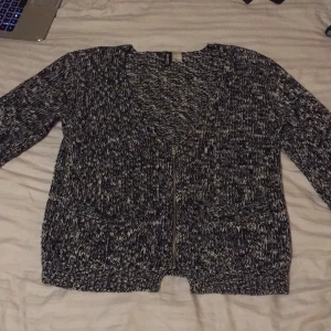  - Mysig stickad kofta från HM som är i nyskick. 

Jag kan frakta eller mötas upp. Vid frakt står köparen för porto. 
Pris kan diskuteras vid snabb affär.

