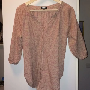  - Världens skönast skjorta/blus!! Smutsigt rosa med mörkrosa mönster, från Bikbok. Går att ha trekvartsärm och går att vika upp och haka fast ärmen längre upp. Super härligt tyg, och härlig passform för vardag. Köparen betalar frakt!