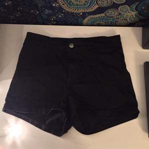 Svarta shorts köpa på HM! 🍎 Ett spontanköp som blev liggandes i garderoben till slut. Material: 61 % bomull, 36 % polyester, 3% elastan. 