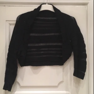  - Svart kort kofta i storlek L