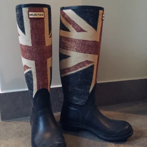  - Modell: Hunter original Brit
Inköpspris: 1 999kr

Aldrig använda hunter stövlar pga felköp av storlek.
Fina hunter stövlar i mörkblå färg med den engelska flaggan.