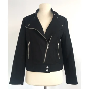  - Ulljacka i bikermodell.  Märke: H&M Storlek: 38 Skick: Mycket gott. Använd endast en gång.  Pris: 150 kronor eller bud.  Frakt: Betalas av köparen.  Mängdrabatt och samfrakt vid köp av flera plagg.