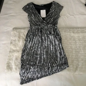  - Oanvänd jätte snygg paljett klänning 