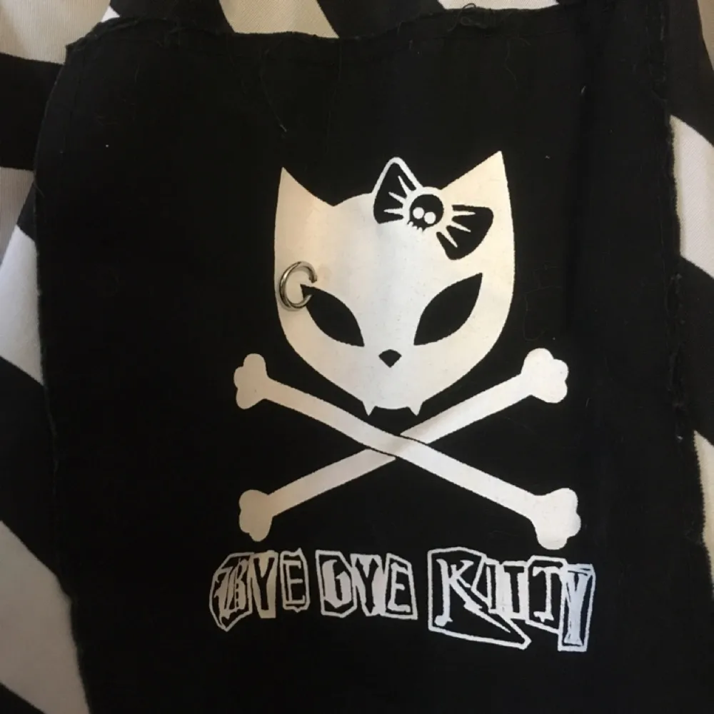 Tuff kjol från Bye Bye Kitty i stl XS-S. Massor med fina detaljer som dragkedjor, säkerhetsnålar etc. Kjolar.