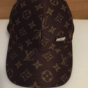  - A cute brown hat, never been used.
