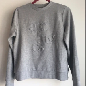  - Collegetröja från Carlings i märket Stay. Något liten i modellen, men väldigt skön. Bra kvalitet och i nyskick! :) 

Nypris: 299 kr 
Nu: 150 kr
