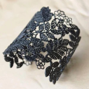  - Jättevackert matt svart armband från Stella & Dot. 7,5 cm långt, fri från nyckel och bly! Aldrig använt, ligger kvar i orginalboxen. Nypris är 1000:-. Säljer pga fick i present och vill inte behålla. Frakt ingår! Har swish, banköverföring funkar också, kan mötas upp i Karlstad😊 https://www.stelladot.com/shop/en_us/p/jewelry/bracelets/bracelets-all/chantilly-lace-cuff-black/ 