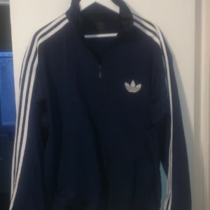  - mörkblå zip. Xl 