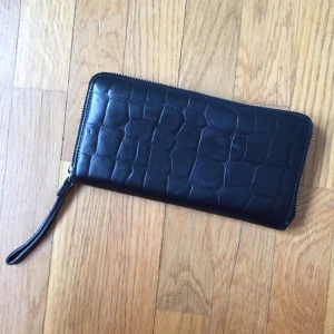  - Skinnplånbok från Åhléns egna märke WERA Stockholm. Bra med många småfack! 

Frakt 45kr ✨ jag har svisch ✨✨