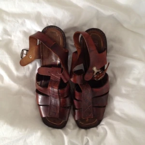 Lädersandaler med klack, köpta 2nd hand men knappt använda!  - Lädersandaler med klack, köpta 2nd hand men knappt använda! 