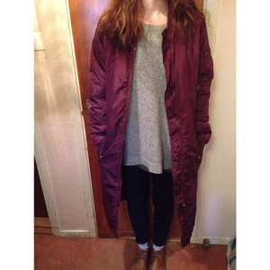  - Vinröd tunn lång bomberjacka  Funkar bra som vindjacka till hösten