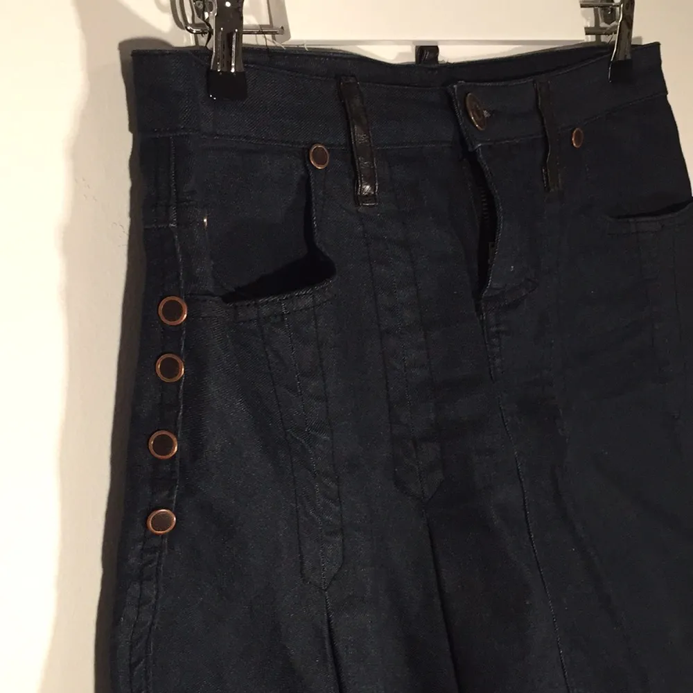 Jeans skirt with leather and button details, made in Italy. Kjolar.