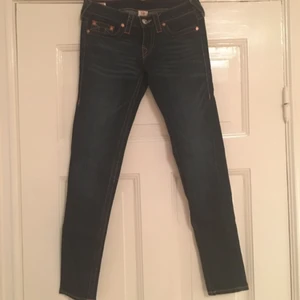  - True religion jeans i nyskick, sparsamt använda och en "kort" modell. Nypris ca 1400 kr.