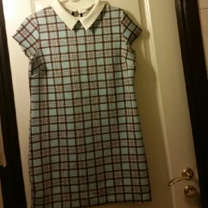  - 60-tala inspirerad klänning med rutigt mönster ! Söt krage i mjukt material. 

stretchig så den kan passa storlek 40 -42

