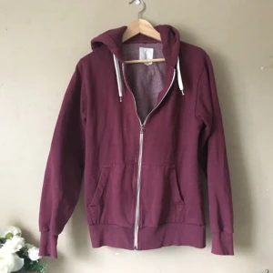  - Vinröd hoodie från Lager 157, knappt använd.
Frakt tillkommer, tar swish!