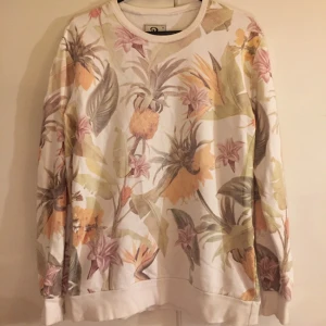  - All over print tröja från S-ponder, inköpt i London full av blommiga blommor.