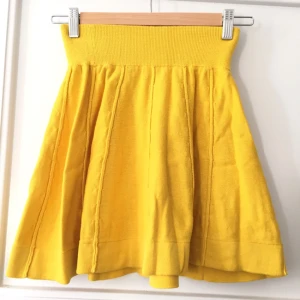  - Gul stickad kjol från H&Ms samarbete med Sonia Rykiel. Knappt använd och i mycket fint skick. 