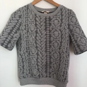  - Grå tröja dam modell Storlek 34 
