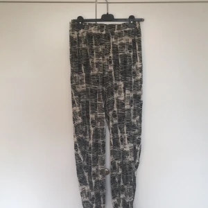  - En mjuk och bekväm byxa, perfekt att glida runt i hemma eller till yogapasset. Sparsamt använd. Möts gärna upp i Göteborg annars står köparen för frakten.