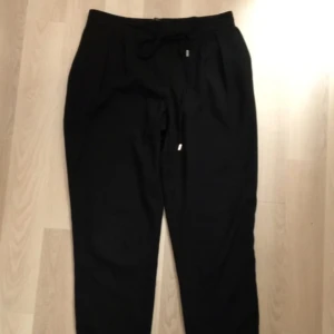  - Svarta cigarettebyxor från Zara
