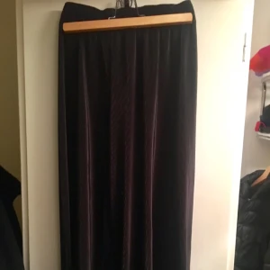  - Utsvänga byxor från american apparel. Resår i midjan som får dina ben att se dubbelt så långa ut! Passar en kväll ute som hemma 