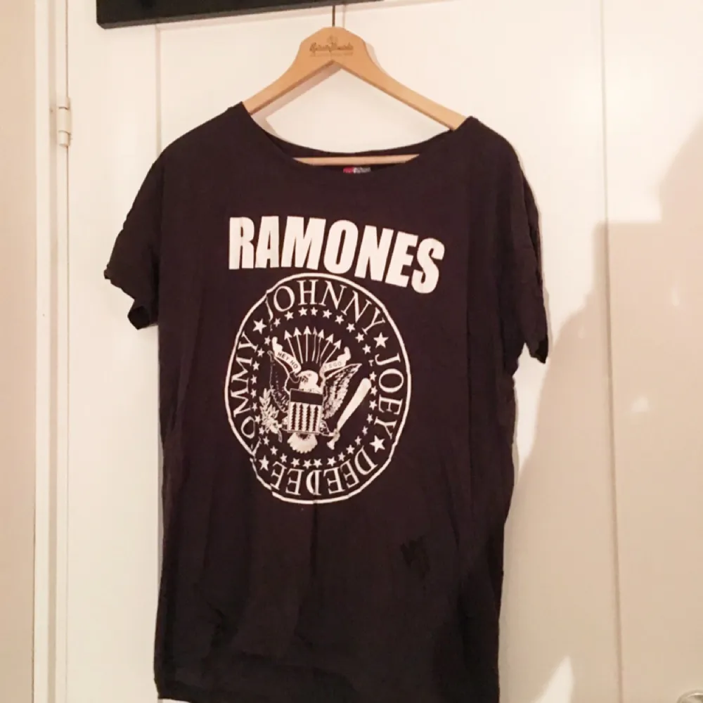 Oversize-tröja från hm med Ramones-tryck. T-shirts.
