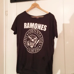  - Oversize-tröja från hm med Ramones-tryck